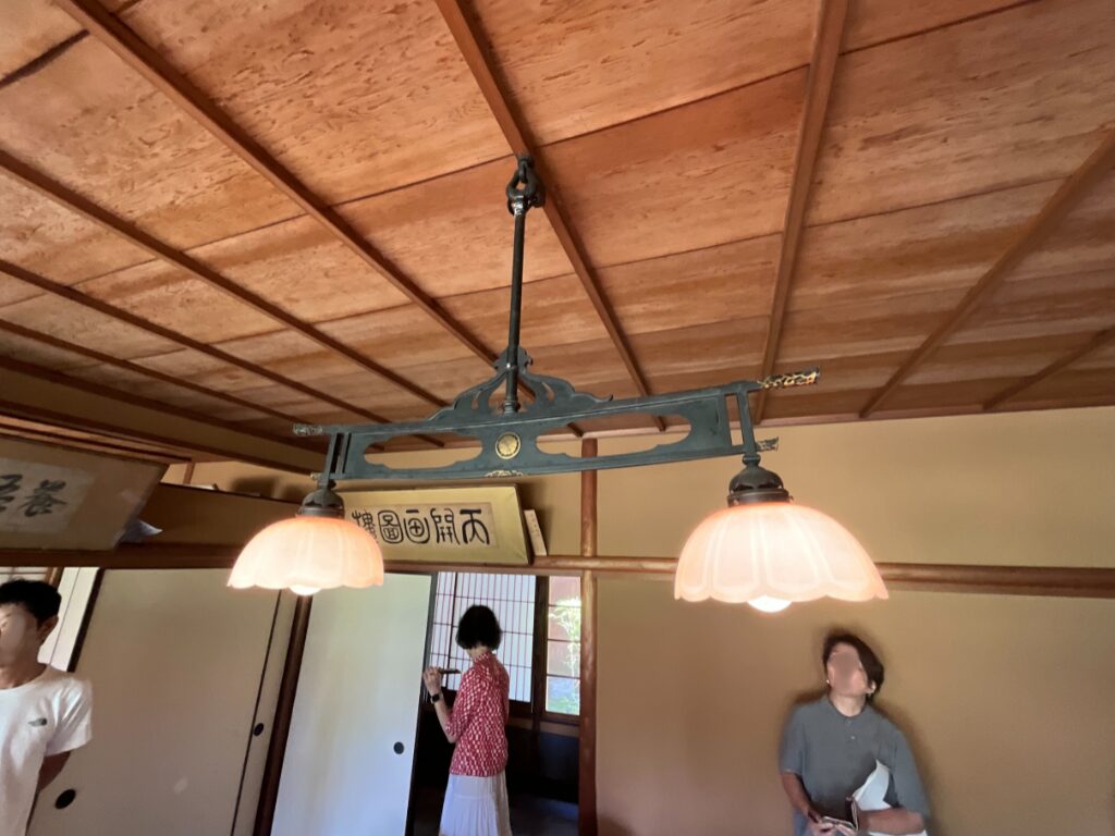 蘆花浅水荘（ろかせんすいそう）天井板は木目が詰まってうねる様な薩摩杉