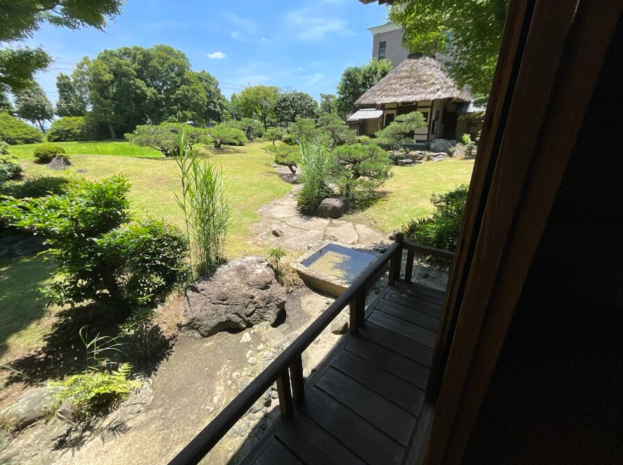 蘆花浅水荘（ろかせんすいそう）離れからの庭の眺め