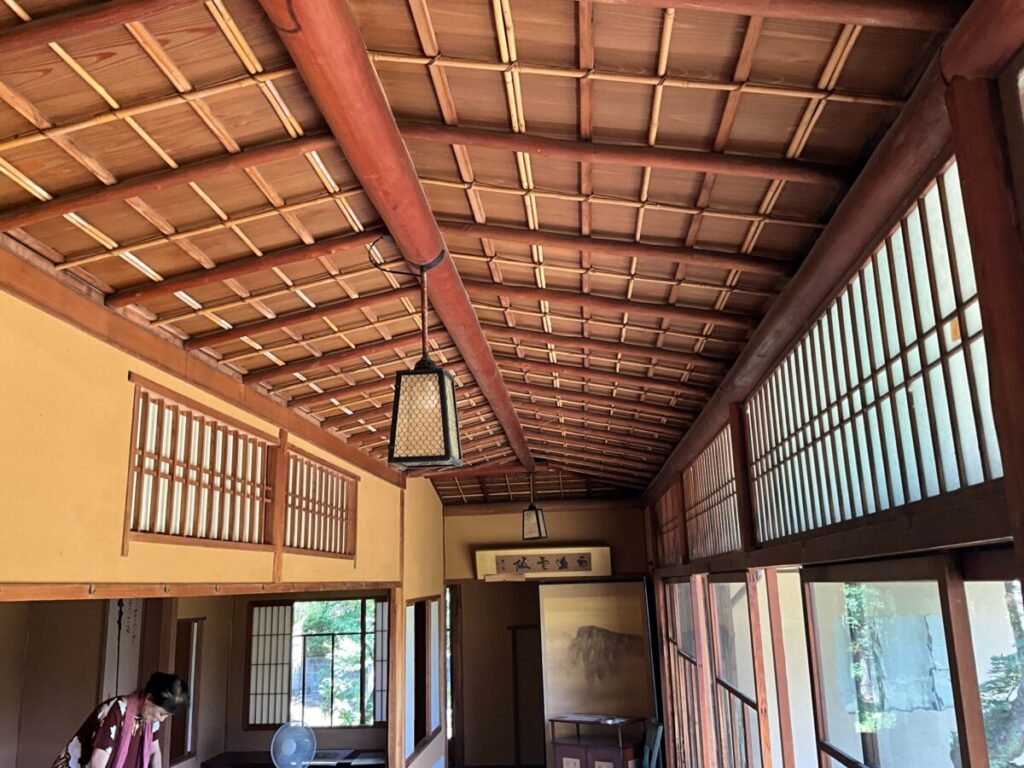 蘆花浅水荘（ろかせんすいそう）長い庭に面した一間巾の入側の天井は圧巻の舟底式