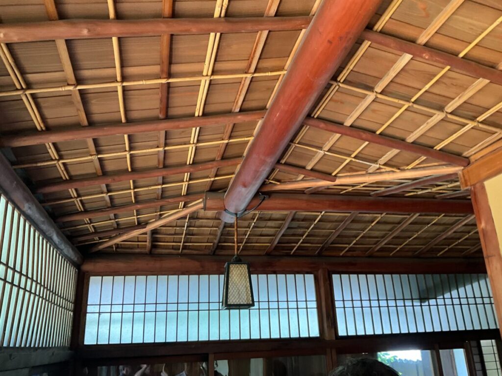 蘆花浅水荘（ろかせんすいそう）長木を、柱で受けずに天井裏から吊っています。