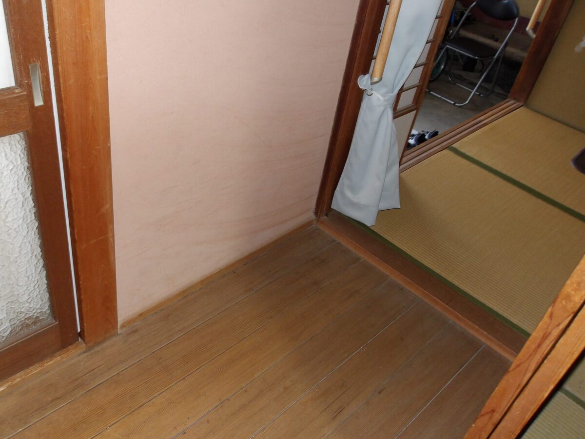 この廊下を解体して、基礎の補強工事をします。