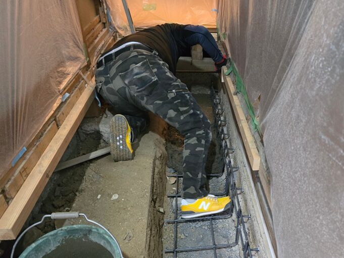 京町家の基礎の補強工事　狭いところなので手作業しています。