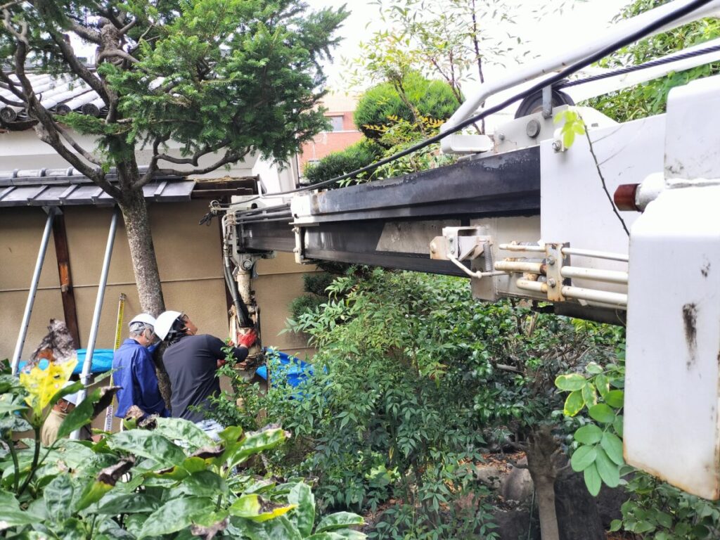 庭木の間をぬっての作業