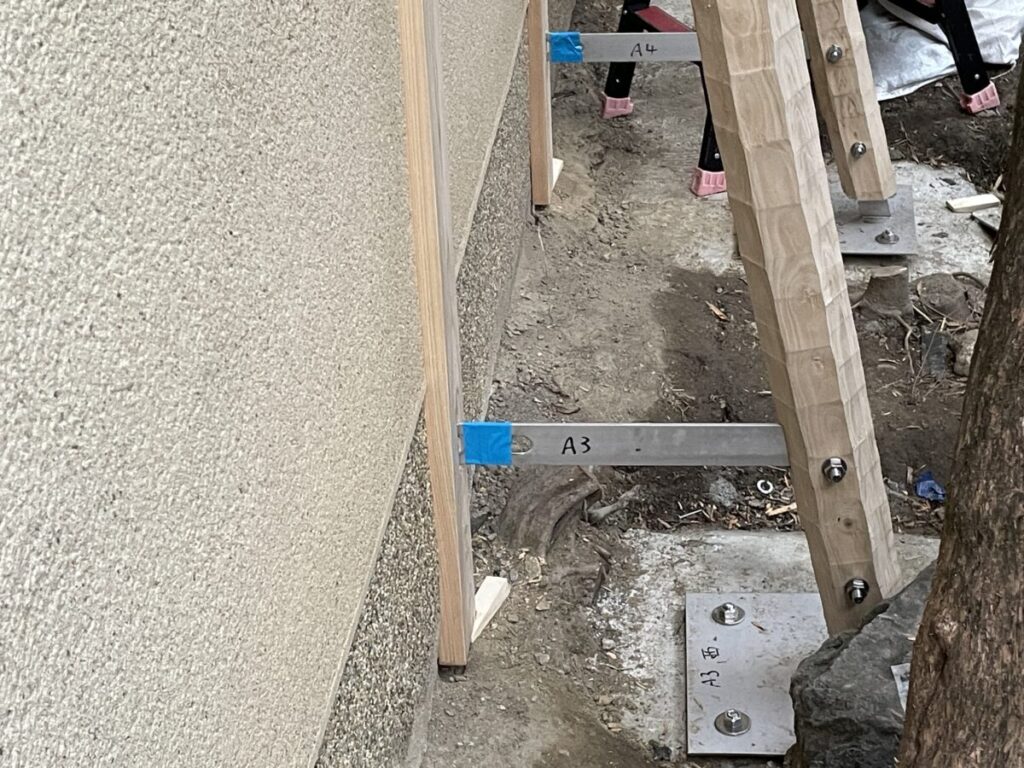 見えなくなるところにステンレスの金物を忍ばせる