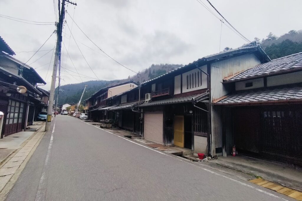 山あいの一本道