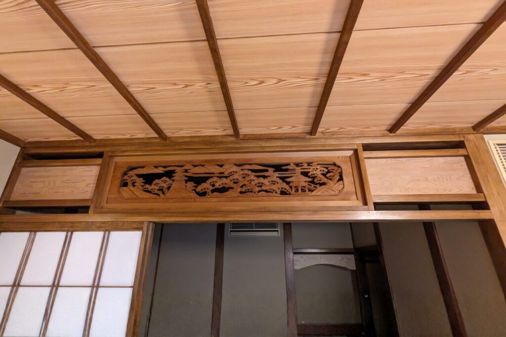 貴船神社の御神木をあしらった欄間